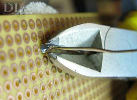 Coupure du surplus / patte du composant