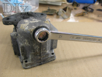 Carburateur Solex 32 DIS Repose du bouchon de regard de la cuve