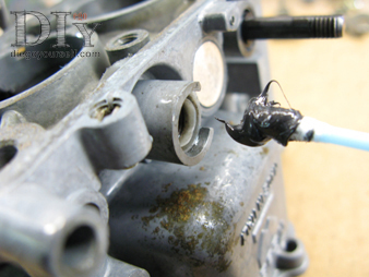 Carburateur Weber 32 DRT graissage des supports d'axe