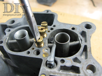 Carburateur Weber 32 DRT repose des ajutages d'automaticité