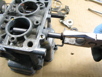 Carburateur Weber 32 DRT extraction de l'axe du deuxième corps