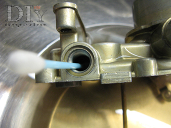 Carburateur Zenith 32 IF2 Nettoyage du couvercle à l'aide de cotons tiges