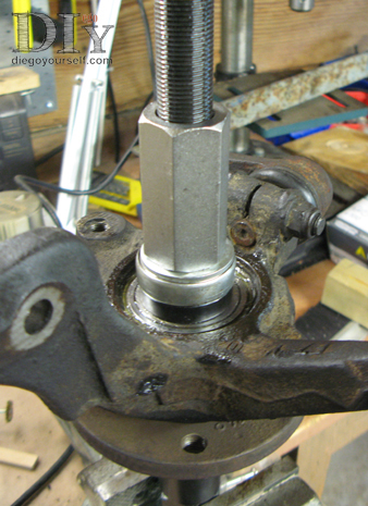 Remontage du porte-fusée : repose du moyeu