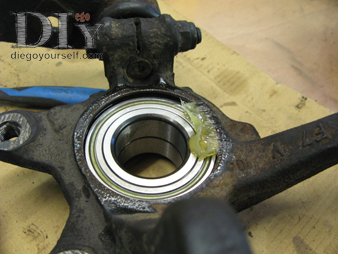 Remontage du porte-fusée : repose du circlip