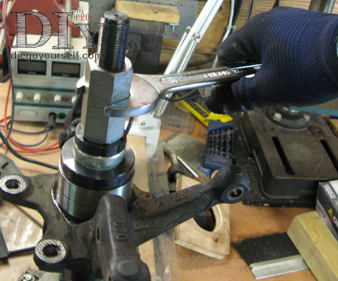 Remontage du porte-fusée : repose du roulement