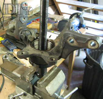 Remontage du porte-fusée : repose du roulement