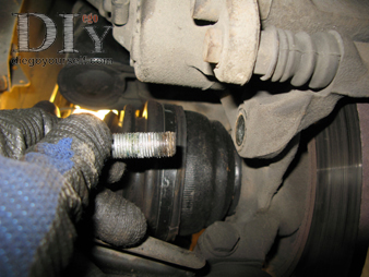 Etrier de frein : dépose des boulons de maintien