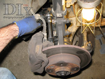 Etrier de frein : dépose des boulons de maintien