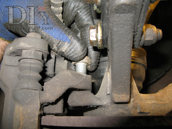 Etrier de frein : dépose des boulons de maintien