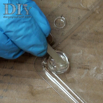 Préparez la colle époxy