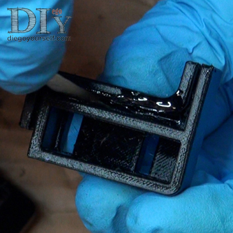 Etalez la colle dans la rainure