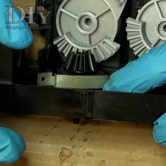 Remettez les clips de retenue des pignons