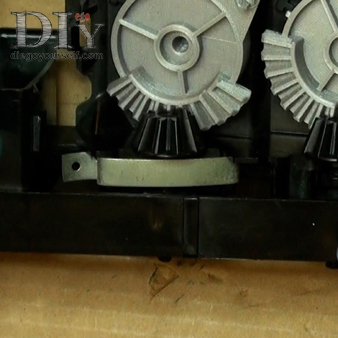 Remettez les clips de retenue des pignons