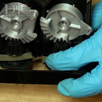 Remettez les clips de retenue des pignons