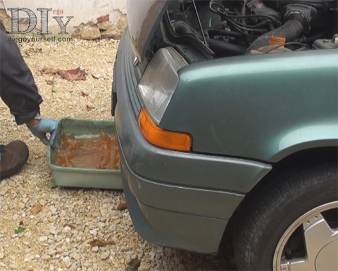 sortez le bac de sous la voiture