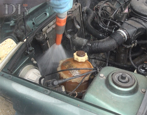 Rincez le LDR déversé sur le moteur