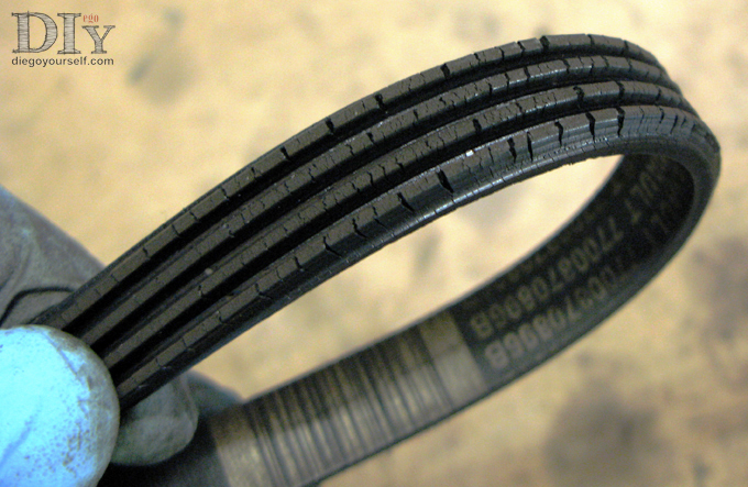 Courroie d'accessoires craquelée à remplacer