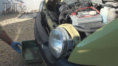 placez le bac sous la voiture