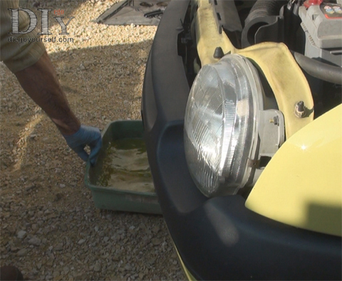 sortez le bac de sous la voiture