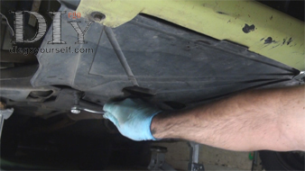 Repose du cache moteur