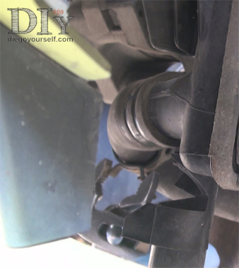 Débranchez la durit basse du radiateur