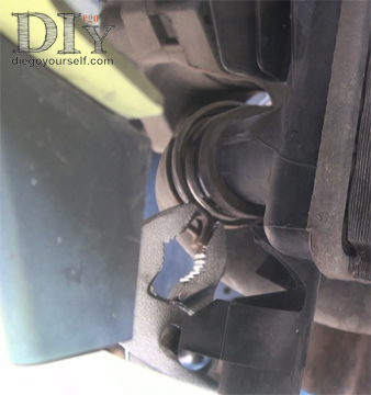 Débranchez la durit basse du radiateur