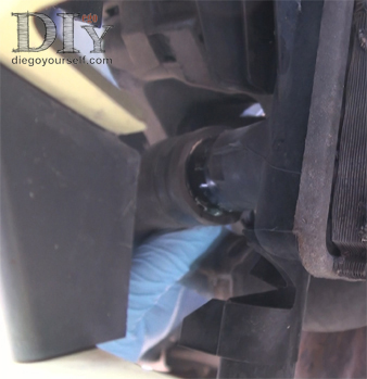 Débranchez la durit basse du radiateur