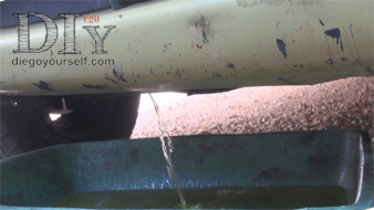 Débranchez la durit basse du radiateur