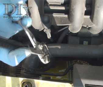 Débranchez la durit haute du radiateur