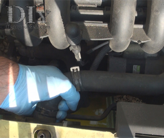 Débranchez la durit haute du radiateur