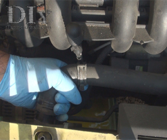 Débranchez la durit haute du radiateur