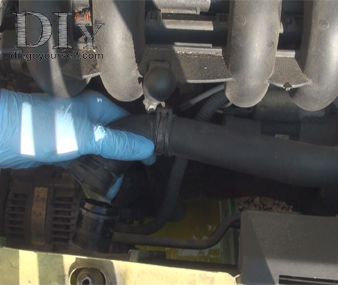 Débranchez la durit haute du radiateur