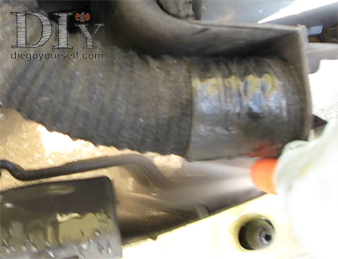 Rincez le LDR déversé sur le moteur