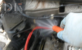 Rincez le LDR déversé sur le moteur