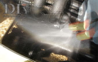 Rincez le LDR déversé sur le moteur