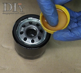 Préparation du filtre à huile neuf