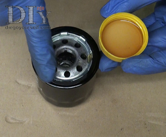 Préparation du filtre à huile neuf