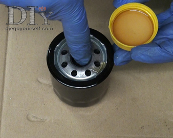 Préparation du filtre à huile neuf