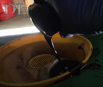 Dévissez le filtre à huile